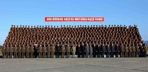 Bức ảnh này, được KCNA đăng ngày 6/10/2010, Chủ tịch Kim Jong-il (giữa, đeo kính) và con trai Kim Jong-un (đứng cách 2 người phía trái) chụp ảnh cùng các chiến sĩ tham gia vào một cuộc tập trận ở một địa điểm bí mật.